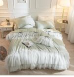 Parure de lit tutu vert. Bonne qualité, confortable et à la mode sur un lit dans une maison