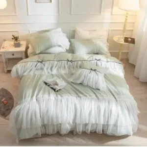 Parure de lit tutu vert. Bonne qualité, confortable et à la mode sur un lit dans une maison