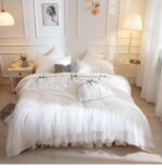 Parure de lit tutu blanc. Bonne qualité, confortable et à la mode sur un lit dans une maison