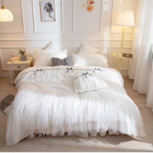Parure de lit tutu blanc. Bonne qualité, confortable et à la mode sur un lit dans une maison