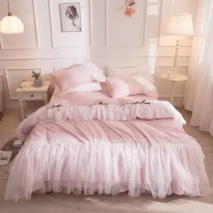 Parure de lit tutu rose. Bonne qualité, confortable et à la mode sur un lit dans une maison
