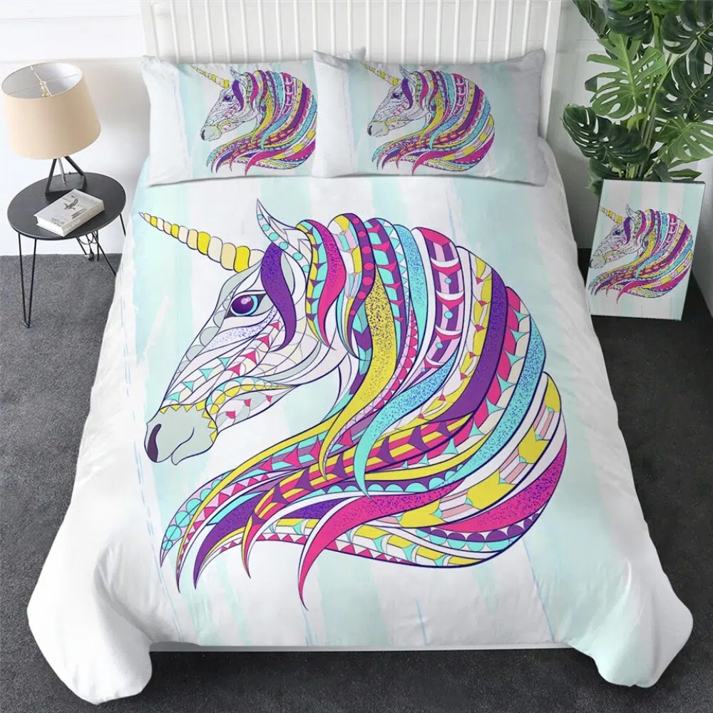 Parure de lit licorne multicolore. Bonne qualité, confortable et à la mode sur un lit dans une maison