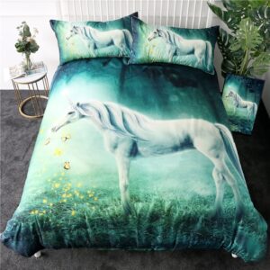 Parure de lit licorne dans la foret. Bonne qualité, confortable et à la mode sur un lit dans une maison