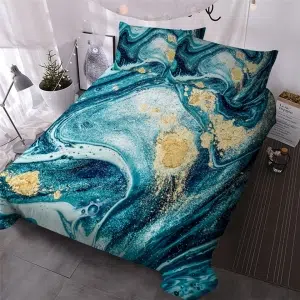 Parure de lit bleu canard effet peinture. Bonne qualité, confortable et à la mode sur un lit dans une maison