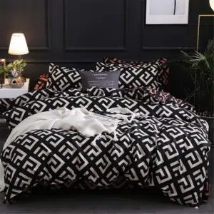 Parure de Lit Formes Géométriques Noires et Blanches, bonne qualité et à la mode sur un lit dans une maison