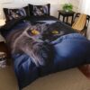 Parure de lit chat noir. Bonne qualité, confortable et à la mode sur un lit dans une maison