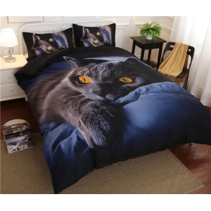 Parure de lit chat noir. Bonne qualité, confortable et à la mode sur un lit dans une maison