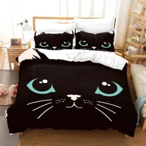 Parure de lit chat mignon. Bonne qualité, confortable et à la mode sur un lit dans une maison