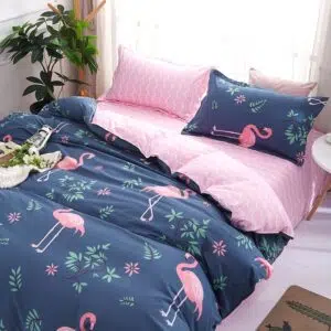 Parure de lit flamant rose. Bonne qualité, confortable et à la mode sur un lit dans une maison