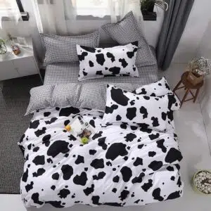 Parure de lit imprimé vache. Bonne qualité, confortable et à la mode sur un lit dans une maison