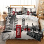 Parure de lit London Call. Bonne qualité, confortable et à la mode sur un lit dans une maison