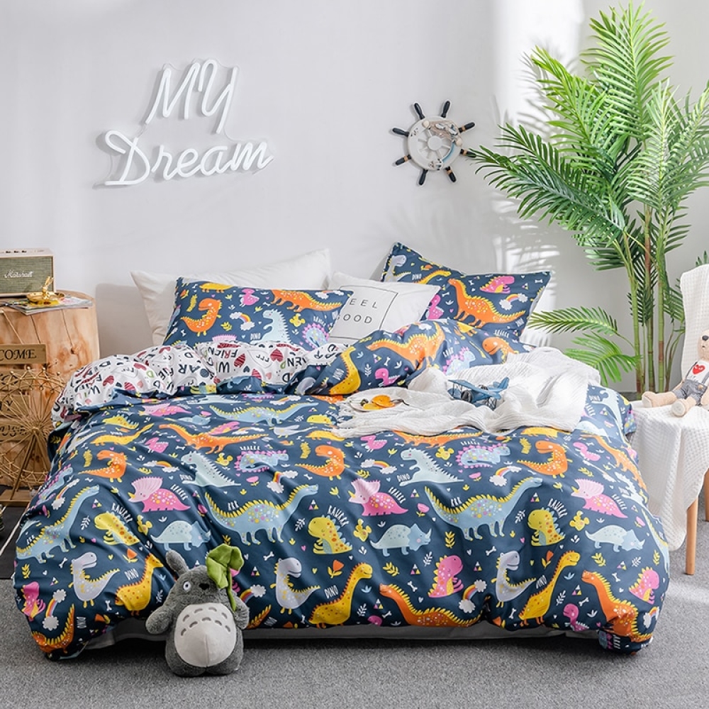 Parure de lit dinosaures multicolores. Bonne qualité, confortable et à la mode sur un lit dans une maison