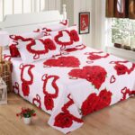 Parure de lit blanche cœur rouge. Bonne qualité, confortable et à la mode sur un lit dans une maison