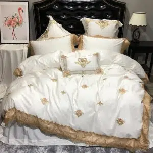 Parure de lit royal blanche et doré. Bonne qualité, confortable et à la mode sur un lit dans une maison
