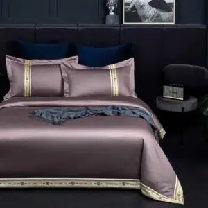 Parure de lit grise rose satin en coton égyptien. Bonne qualité, confortable et à la mode sur un lit dans une maison