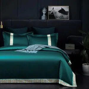Parure vert foncé en coton égyptien. Bonne qualité, confortable et à la mode sur un lit dans une maison