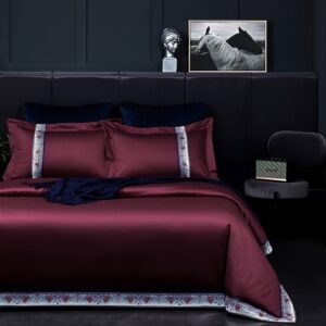Parure de lit rouge foncé en coton égyptien. Bonne qualité, confortable et à la mode sur un lit dans une maison