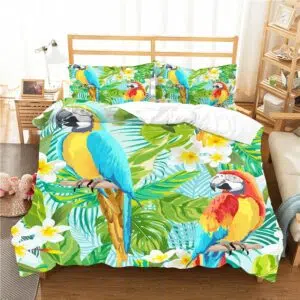 Parure de lit perroquet tropical. Bonne qualité, confortable et à la mode sur un lit dans une maison