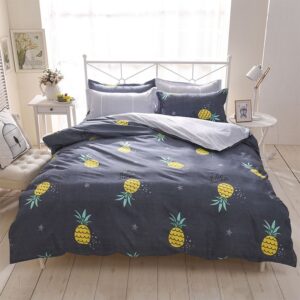 Parure de lit ananas noire. Bonne qualité, confortable et à la mode sur un lit dans une maison