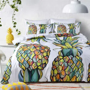 Parure de lit ananas dessinés. Bonne qualité, confortable et à la mode sur un lit dans une maison