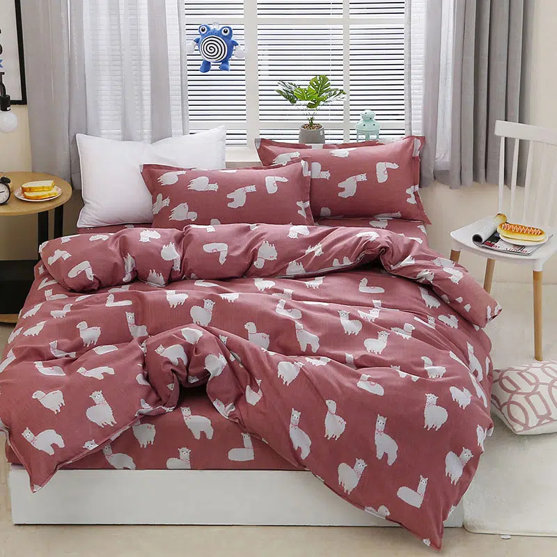 Parure de lit alpaga rose. Bonne qualité, confortable et à la mode sur un lit dans une maison