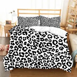 Parure de lit imprimé léopard noir et blanc. Bonne qualité, confortable et à la mode sur un lit dans une maison