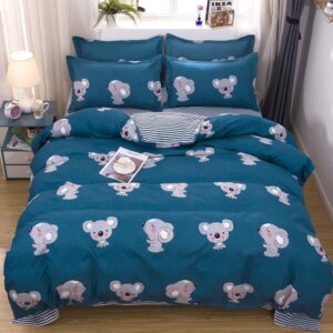 Parure de lit Koala bleu. Bonne qualité, confortable et à la mode sur un lit dans une maison