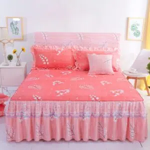Parure de lit rose avec des feuilles, bonne qualité et à la mode, sur un lit dans une maison