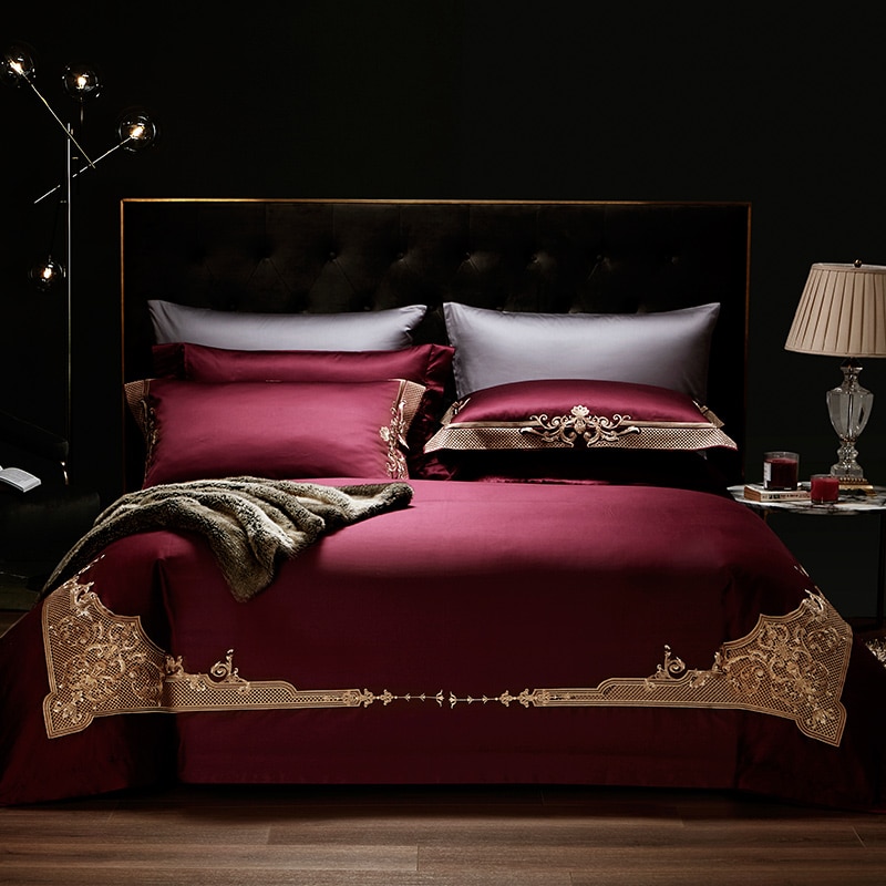 Parure de lit coton égyptien rouge foncé. Bonne qualité, confortable et à la mode sur un lit dans une maison