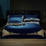 Parure de lit coton égyptien bleu roi très chic. Bonne qualité, confortable et à la mode sur un lit dans une maison