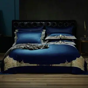 Parure de lit coton égyptien bleu roi très chic. Bonne qualité, confortable et à la mode sur un lit dans une maison
