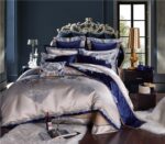 Parure de lit en satin bleu et doré. Bonne qualité, confortable et à la mode sur un lit dans une maison