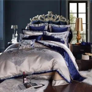 Parure de lit en satin bleu et doré. Bonne qualité, confortable et à la mode sur un lit dans une maison