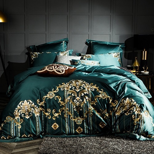 Parure de lit vert foncé avec broderie en coton égyptien. Bonne qualité, confortable et à la mode sur un lit dans une maison