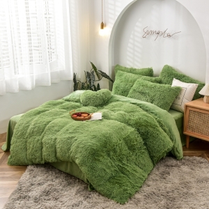 Parure de lit verte en fourrure. Bonne qualité, confortable et à la mode sur un lit dans une maison