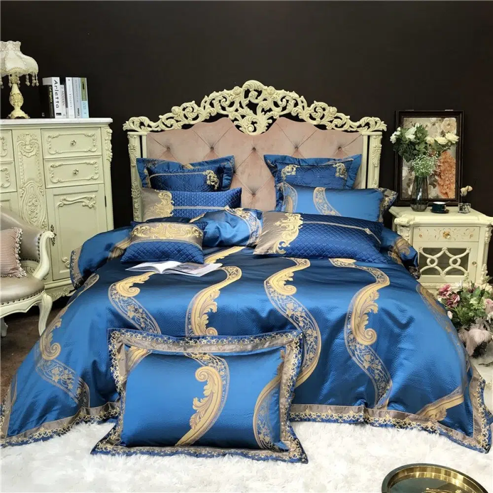 Parure de lit satin bleu marine soie dorée. Bonne qualité, confortable et à la mode sur un lit dans une maison