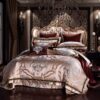 Parure de lit satin beige argenté. Bonne qualité, confortable et à la mode sur un lit dans une maison