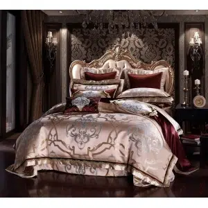 Parure de lit satin beige argenté. Bonne qualité, confortable et à la mode sur un lit dans une maison