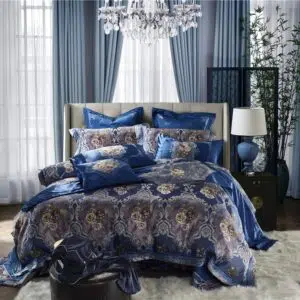 Parure de lit satin bleu avec motif fleurs. Bonne qualité, confortable et à la mode sur un lit dans une maison