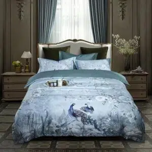 Parure de lit bleu motif paon. Bonne qualité, confortable et à la mode sur un lit dans une maison
