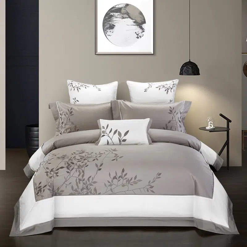 Parure de lit gris et blanche style asiatique. Bonne qualité, confortable et à la mode sur un lit dans une maison