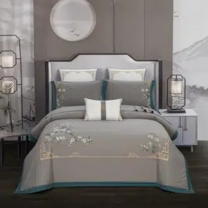 Parure de lit style asiatique gris. Bonne qualité, confortable et à la mode sur un lit dans une maison
