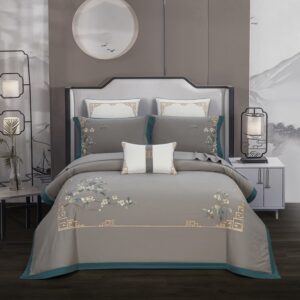 Parure de lit style asiatique gris. Bonne qualité, confortable et à la mode sur un lit dans une maison