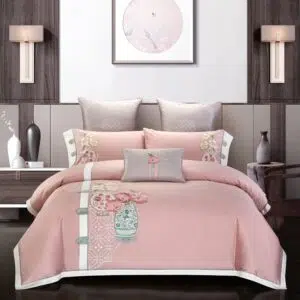 Parure de lit style asiatique rose motif fleurs. Bonne qualité, confortable et à la mode sur un lit dans une maison