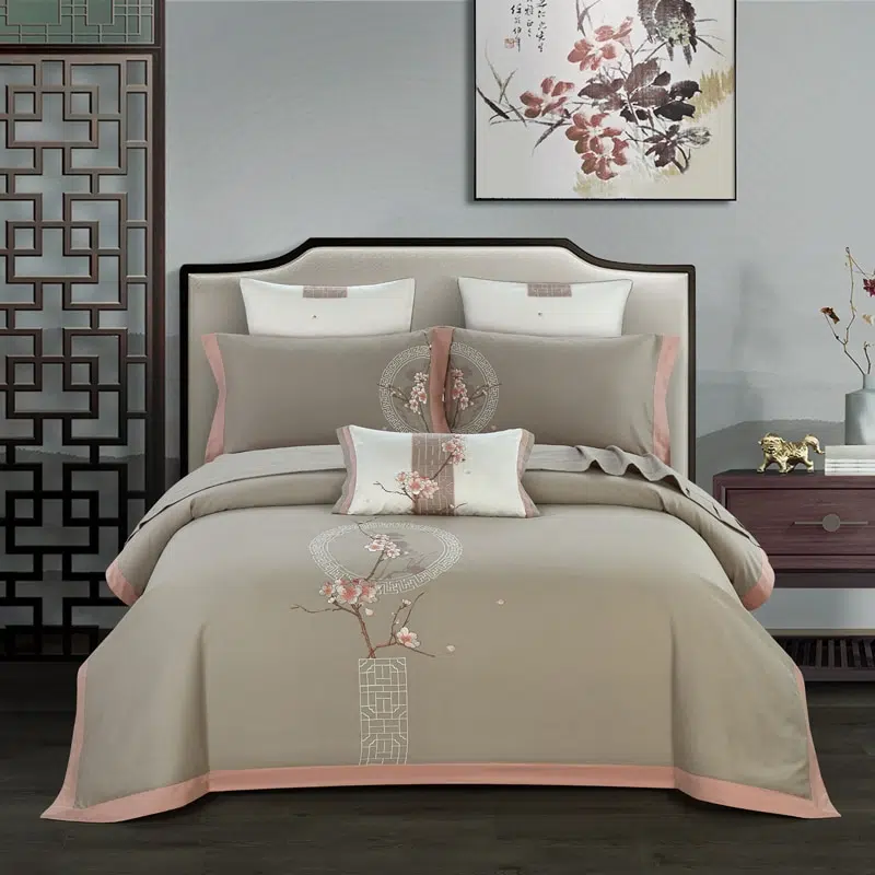 Parure de lit style asiatique beige. Bonne qualité, confortable et à la mode sur un lit dans une maison