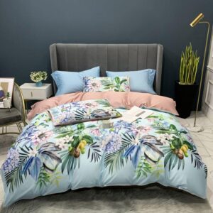 Parure de lit bleu ciel motif floral. Bonne qualité, confortable et à la mode sur un lit dans une maison