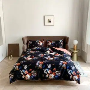 Parure de lit bleu nuit motif floral. Bonne qualité, confortable et à la mode sur un lit dans une maison