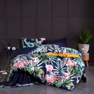 Parure de lit bleu nuit motifs fleurs et flamant rose. Bonne qualité, confortable et à la mode sur un lit dans une maison