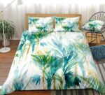 Parure de lit fleurs du paradis. Bonne qualité, confortable et à la mode sur un lit dans une maison