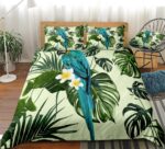 Parure de lit Ara tropical. Bonne qualité, confortable et à la mode sur un lit dans une maison